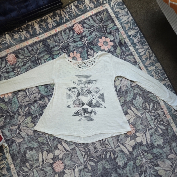 Aeropostale Tops - Aeropostale Women's White Graphic Long Sleeve Blouse XS Crochet Accent. Y2K